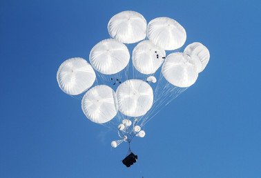 إنزال عربات قتالية بالمظلات  في منطقة نوفوروسيسك بجنوب روسيا