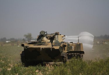 إنزال عربات قتالية بالمظلات في منطقة نوفوروسيسك بجنوب روسيا