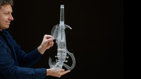 المهندس الفرنسي وعازف الكمان "لوران برناداك" يعرض آلة الكمان الشفافة المطبوعة بتقنية 3D خلال مقابلة مع رويترز في باريس، فرنسا، 11 سبتمبر/أيلول 2015.