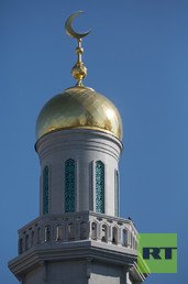 المنارة والقبة للمسجد مذهبتان على خلاف القبة القديمة 