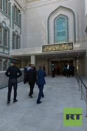 الدخول إلى قاعة الصلاة 