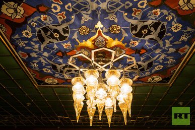 نقوش وزخارف إسلامية زينت جدران وأسقف الجامع 