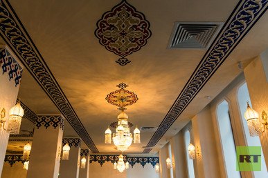 نقوش وزخارف إسلامية زينت جدران وأسقف الجامع 