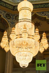 إحدى الثريات المعلقة في سقف المسجد