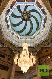 إحدى الثريات المعلقة في سقف المسجد