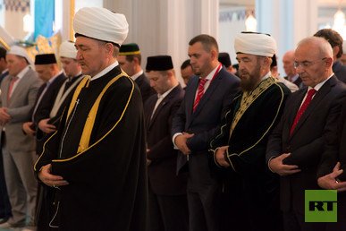 المفتي راوي عين الدين يؤم المصلين للصلاة 