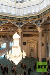 منظر من الطابق الثاني لقاعة الصلاة 