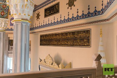 سور القران زينت جدران المسجد 