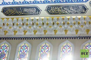 آيات قرانية تزين جدران المسجد