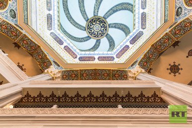 سور وآيات من القران الكريم نقشت على جدران وسقف المسجد 