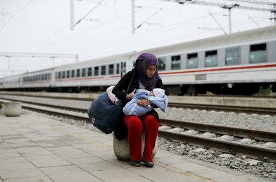 مهاجرة تطعم رضيعها قبل ركوب القطار في محطة السكك الحديدية في تروفارنك بكرواتيا 