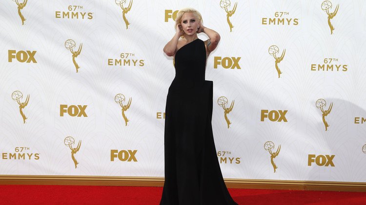 ليدي غاغا تلقب بـ "امرأة عام 2015"