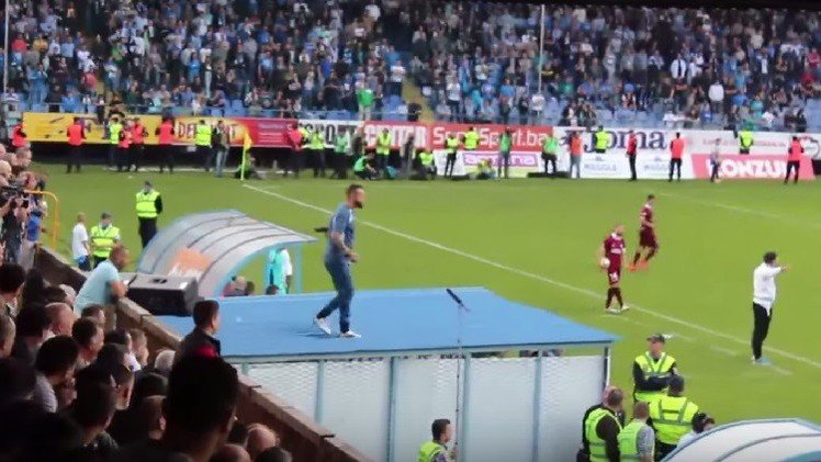 فيديو .. مدرب مطرود "يكش الحمام" من فوق السطح ويقود فريقه للفوز