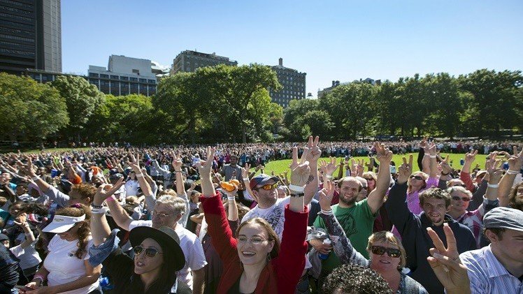 نيويورك.. 2000 شخص في سلسلة بشرية بهيئة شارة السلام 