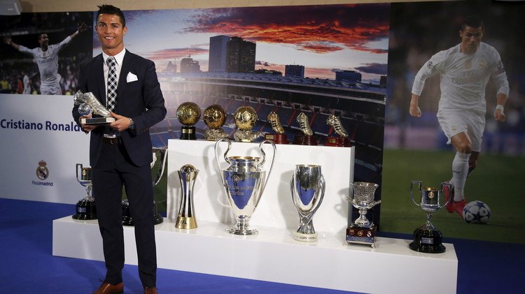 رونالدو يبعث هدية "يحلم بها الكثيرون" لنجل أحد لاعبي المنتخب الروسي