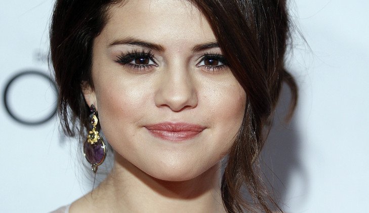 سيلينا غوميز تنفي الإشاعات حول إدمانها وتكشف عن إصابتها بمرض الذئبة