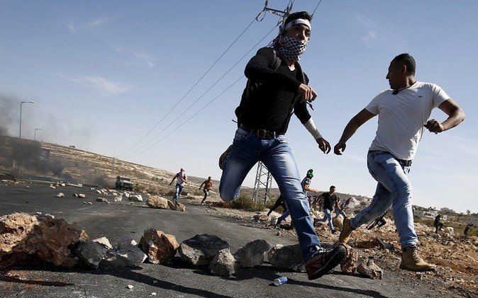 مراسلتنا: اشتباكات عنيفة بين الفلسطينيين والأمن الإسرائيلي بالطور ومخيم شعفاط في القدس