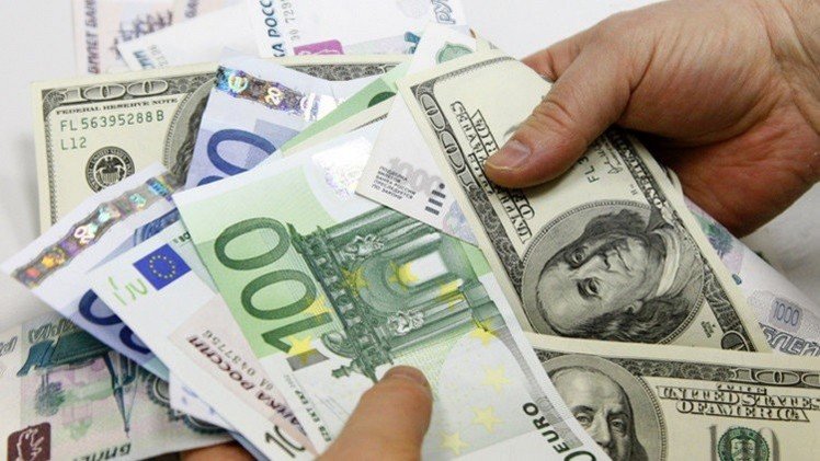 الدولار واليورو يتراجعان أمام الروبل الروسي