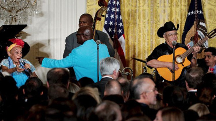 فرقة موسيقية من كوبا تعزف في البيت الأبيض