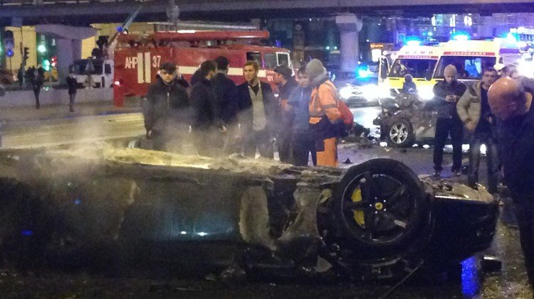 بالفيديو : حادث مروع لسيارة فيراري فارهة وسط موسكو يحولها إلى رماد