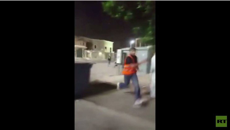 لحظات إطلاق النار في محيط حسينية الحيدرية بمدينة سيهات السعودية