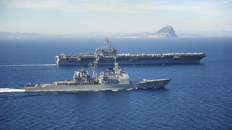 لأول مرة.. رئيس وزراء ياباني على متن حاملة طائرات نووية أمريكية  (فيديو)