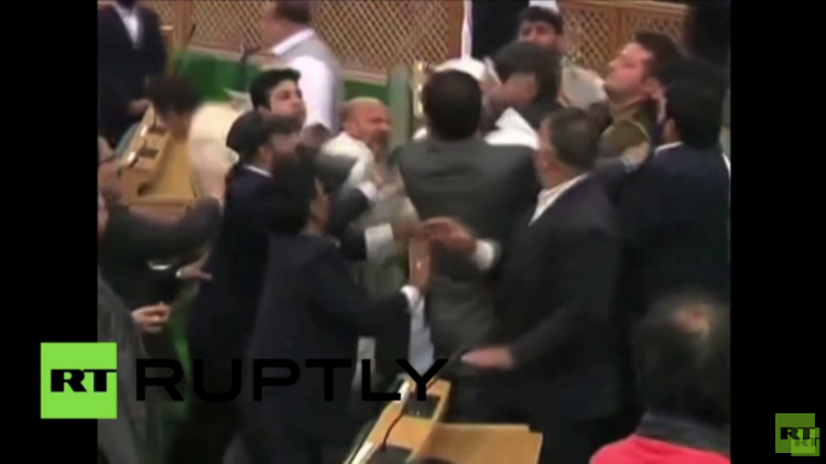 بالفيديو من كشمير.. تناول لحم البقر يتسبب باعتداء على  نائب في البرلمان بالضرب