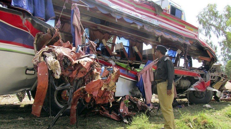 مصرع 15 شخصا وإصابة 30 بحادث سير وسط باكستان