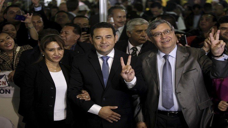 الممثل  الكوميدي موراليس يتسلم السلطة في غواتيمالا