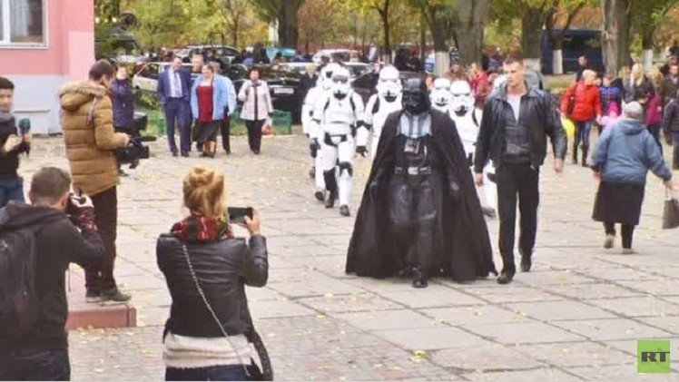 الانتخابات في أوديسا الأوكرانية.. الشرطة تمنع "دارث فيدر" من التصويت وتعتقل "تشوباكا"