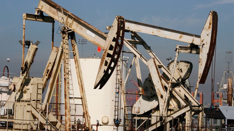 تخمة المعروض تضغط على أسواق النفط