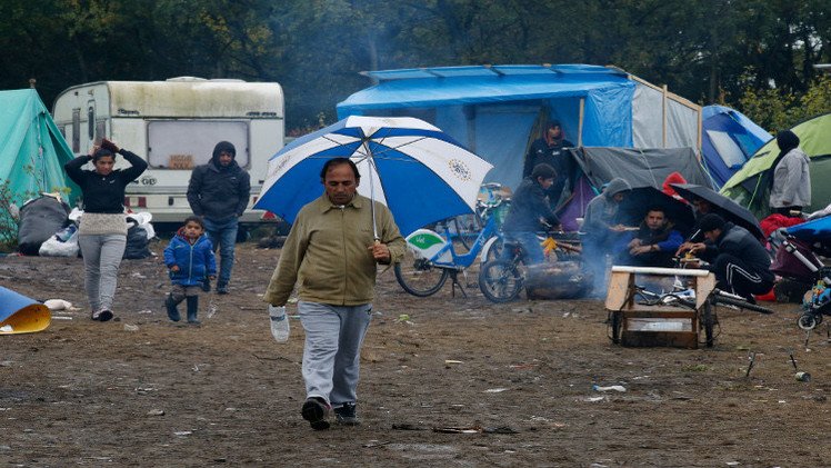 معسكر للاجئين بمكتبة وناد ليلي ولكن بمعاناة في فرنسا