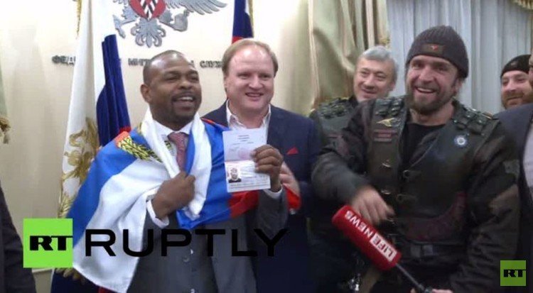 روي جونز يقبل وثيقة جنسيته الروسية الجديدة (فيديو)