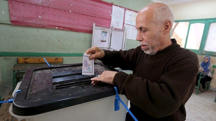 مصر تواصل جولة إعادة الانتخابات وسط جدل سياسي وتهديدات بالانسحاب