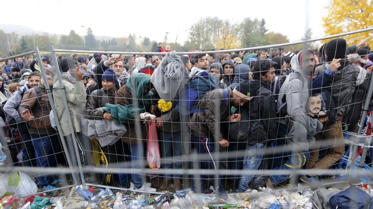 رئيس التشيك: اللاجئون السوريون أثرياء والحجاب سيحرمنا من جمال النساء