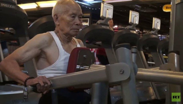 بالفيديو من الصين.. رفع أثقال في عمر الـ 93 عاما
