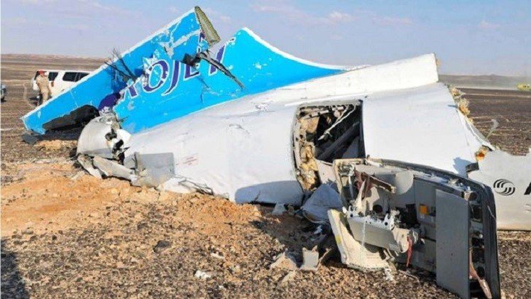 اللقطات الأولى لحطام الطائرة الروسية في سيناء .. (فيديو)