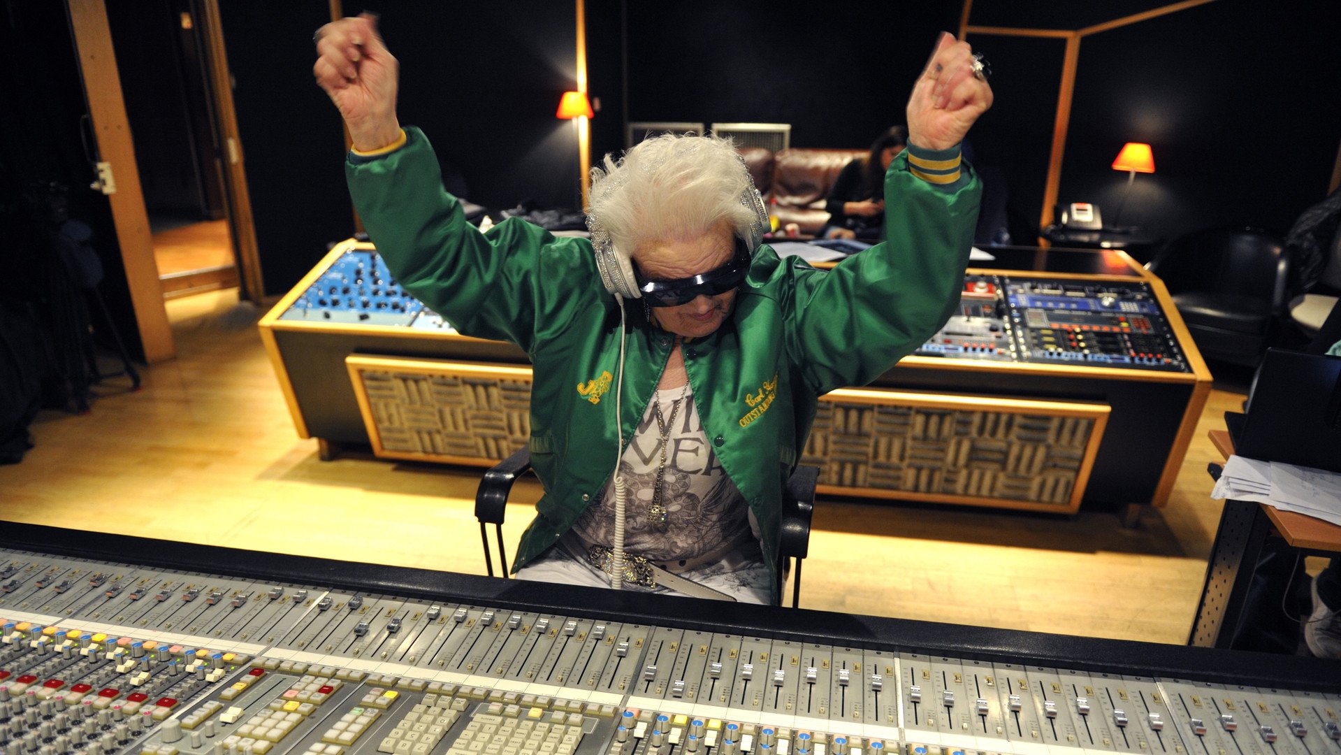 دي جي روث فلاورز البريطانية البالغة من العمر 69 عاما، تمزج الموسيقى في الأستوديو التسجيلي في باريس بتاريخ 3 مارس/آذار 2010