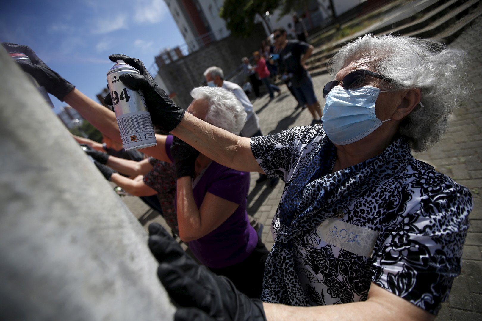 نساء يرسمن تصاميمهن على جدار خلال قسم الغرافيتي الذي أقامته منظمة " LATA 65" في لشبونة في البرتغال