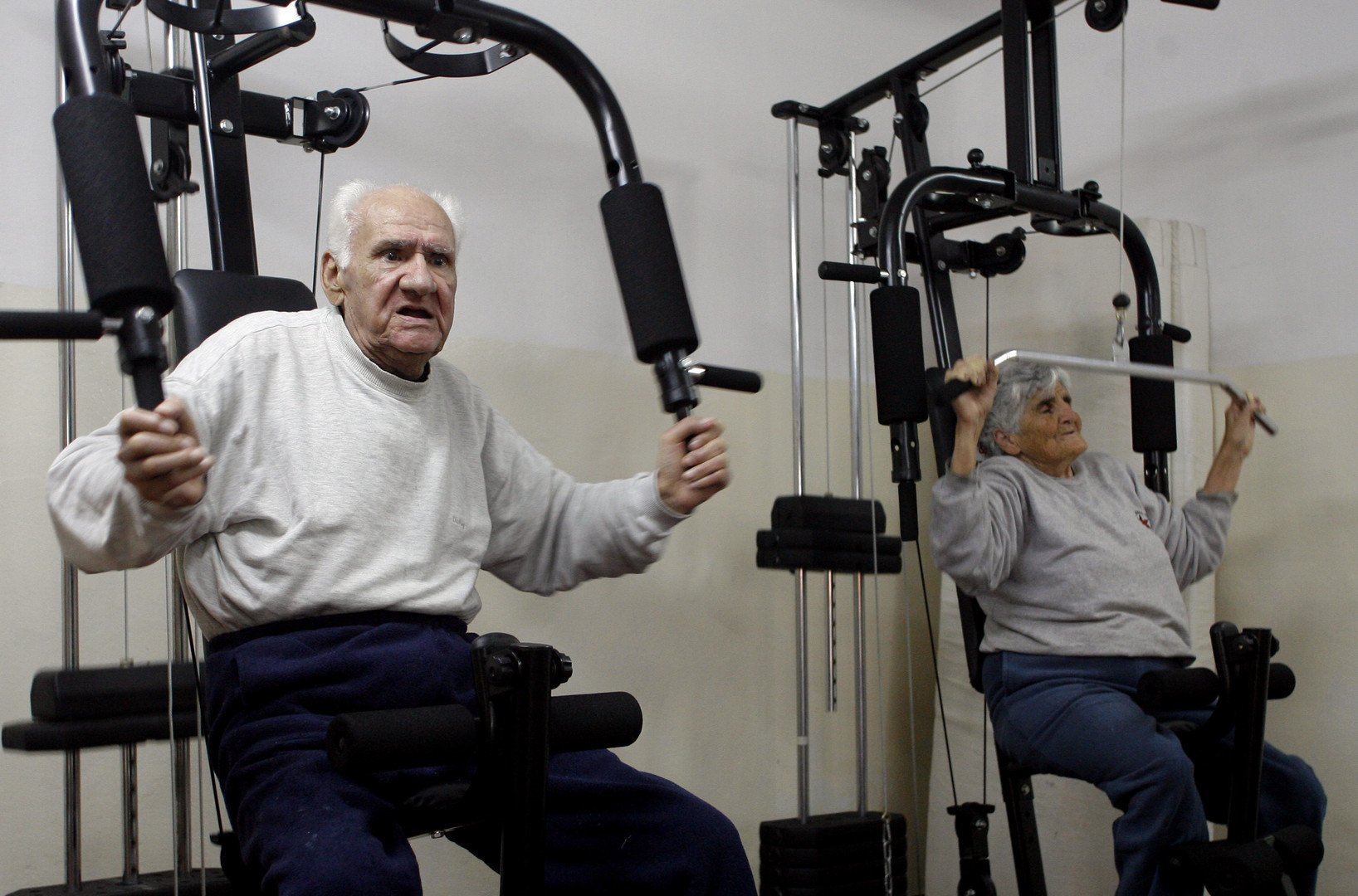 تمارين المقيمين في دار المسنين في بينيرو دال كامبو في مونتيفيديو