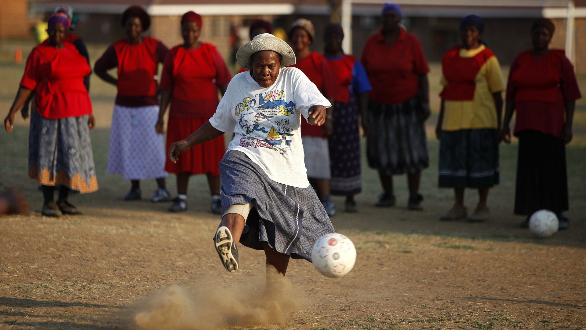 امرأة مسنة تركل الكرة في رمية جزاء خلال دورة تدريبية في بلدة " Nkowankowa" في الهواء الطلق في مقاطعة ليمبوبو الواقعة على بعد 600 كيلومتر خارج جوهانسبورغ