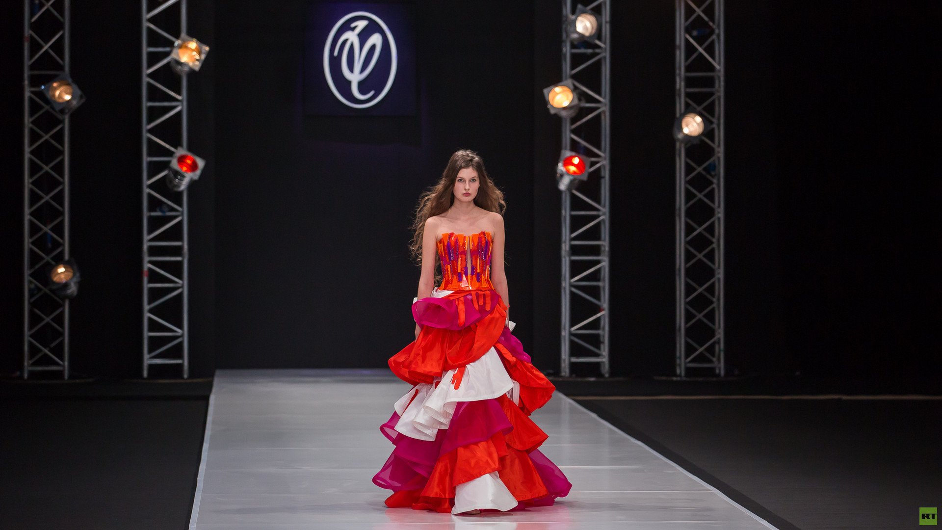 مجموعة جديدة في عالم الموضة الروسية من مصمم الأزياء الروسي فالنتين يوداشكين لموسم الربيع والصيف 