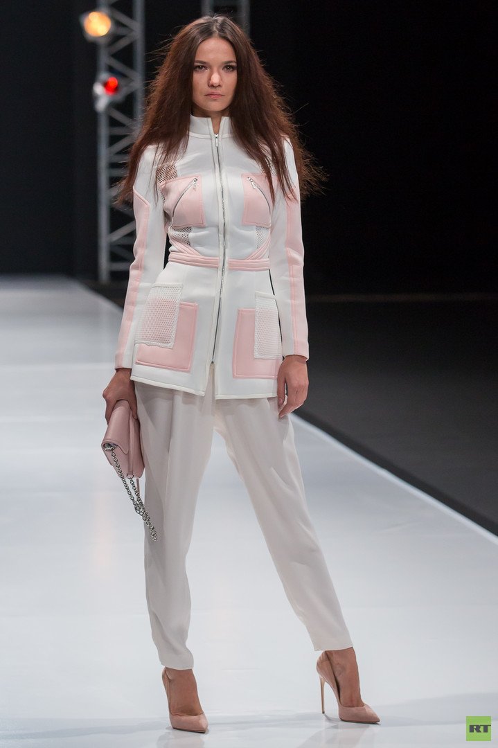 مجموعة جديدة في عالم الموضة الروسية من مصمم الأزياء الروسي فالنتين يوداشكين لموسم الربيع والصيف 