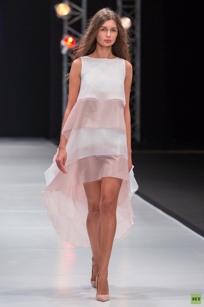 مجموعة جديدة في عالم الموضة الروسية من مصمم الأزياء الروسي فالنتين يوداشكين لموسم الربيع والصيف 