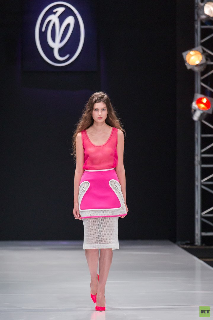 مجموعة جديدة في عالم الموضة الروسية من مصمم الأزياء الروسي فالنتين يوداشكين لموسم الربيع والصيف 