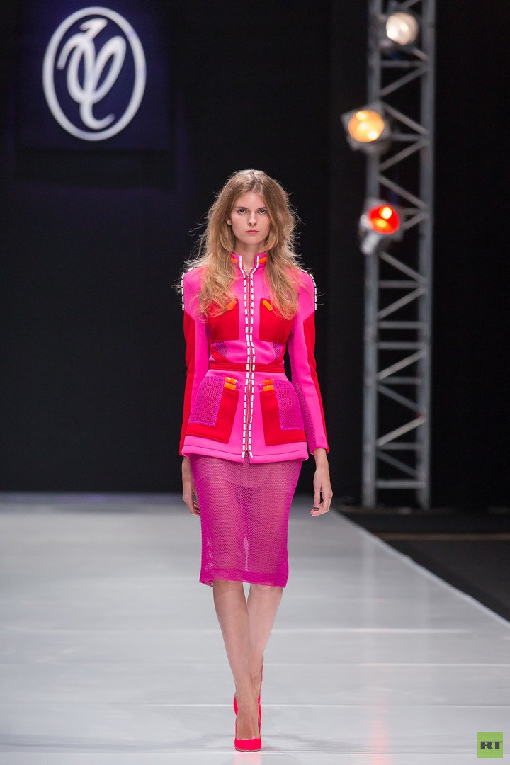 مجموعة جديدة في عالم الموضة الروسية من مصمم الأزياء الروسي فالنتين يوداشكين لموسم الربيع والصيف 