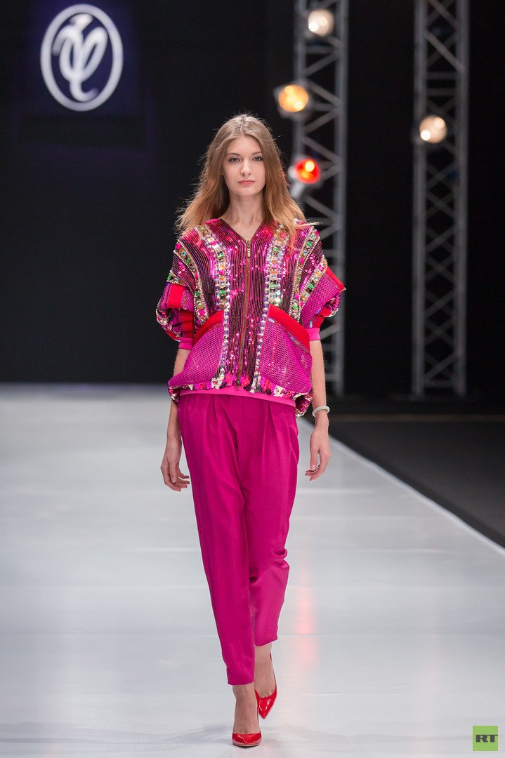 مجموعة جديدة في عالم الموضة الروسية من مصمم الأزياء الروسي فالنتين يوداشكين لموسم الربيع والصيف 