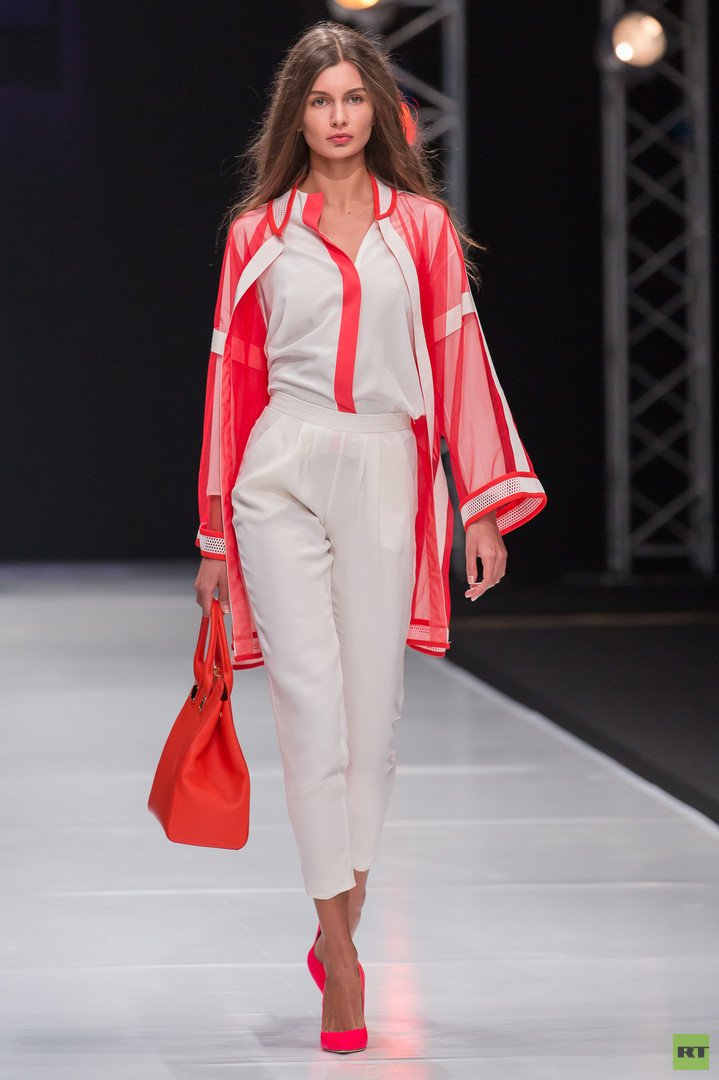 مجموعة جديدة في عالم الموضة الروسية من مصمم الأزياء الروسي فالنتين يوداشكين لموسم الربيع والصيف 