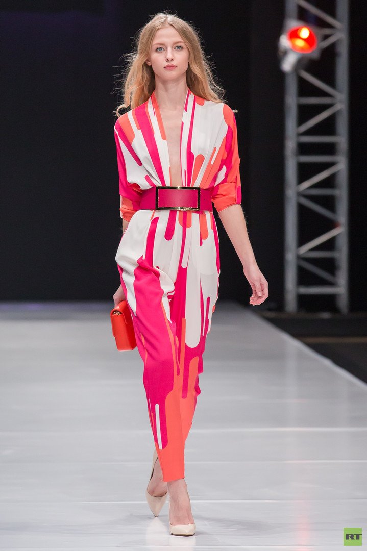 مجموعة جديدة في عالم الموضة الروسية من مصمم الأزياء الروسي فالنتين يوداشكين لموسم الربيع والصيف 