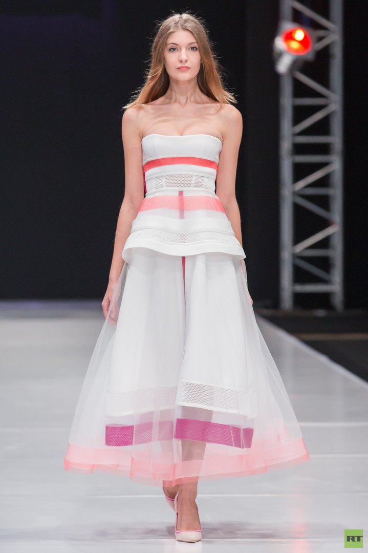 مجموعة جديدة في عالم الموضة الروسية من مصمم الأزياء الروسي فالنتين يوداشكين لموسم الربيع والصيف 